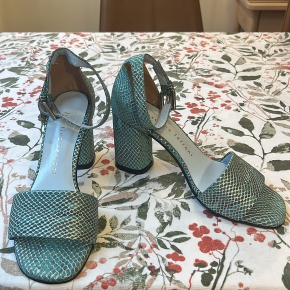 Argentine designer Sandal. Size 6 - Picture 2 of 4